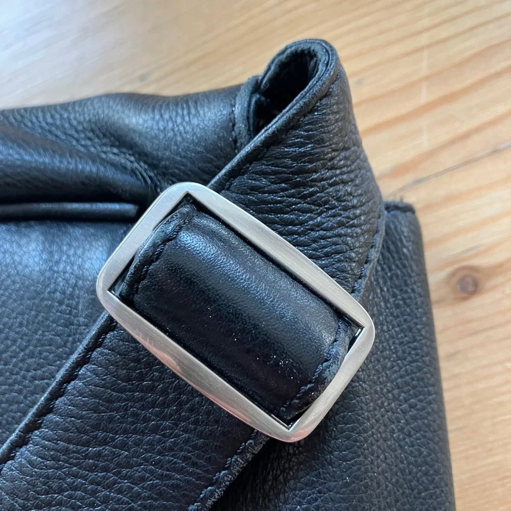 Osgoode Marley Black Leather Vertical Crossbody Messenger Computer Commuter Bag
